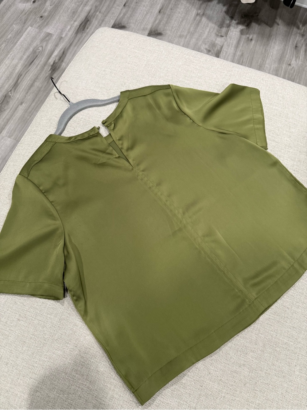 Evereve Olive Short-Sleeve Blouse with Textured Shoulder - Picture 5 of 11